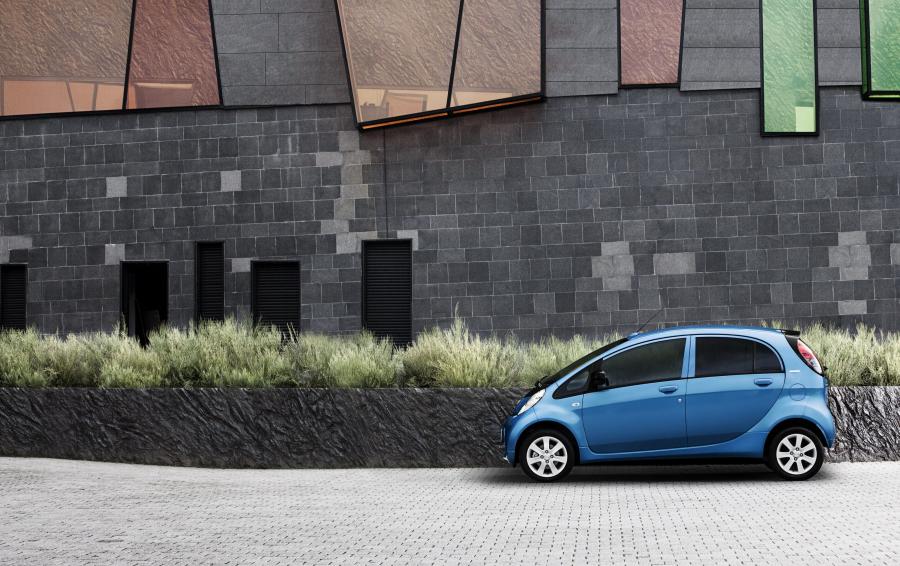  Peugeot iOn 2011 года  (фото 31 из 38)